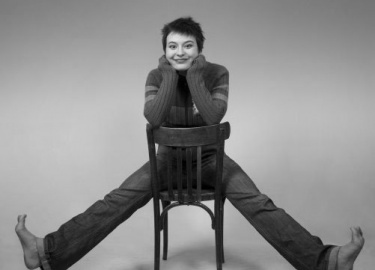 Актрисой она захотела стать в десять лет, случайно купив кассету Андрея Миронова. Пока дома никого не было, разыгрывала все его песни. И тогда же р...