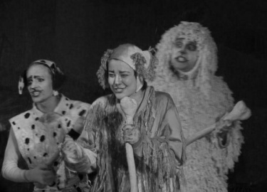 Спектакль, в котором собаки тоскуют о хозяевах, а когда им становится совсем плохо - поют песни Андрея Макаревича. У собак всё как у людей, только ...