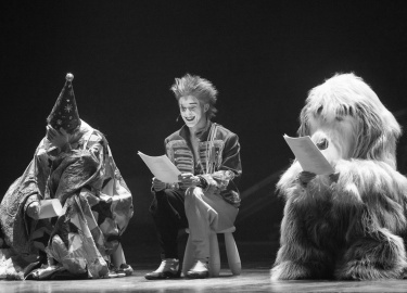 29 марта между сценами представления, построенного вокруг Шекспира и его произведений, были вручены премии за лучшие актерские работы двух последни...