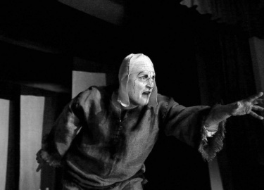 Театр Ad Liberum показал премьеру - спектакль «Мамаша Кураж и ее дети» по пьесе Брехта.
