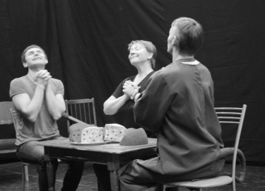 До премьеры спектакля «Все мыши любят сыр» почти неделя. Ещё не дошиты костюмы, не доделаны декорации, недоварен сыр, но мышиные семьи ...