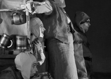 Наконец-то город дождался «Мамаши Кураж» в постановке Снежаны Савельевой, мамаши Негосударственного театра «Ad Liberum».
